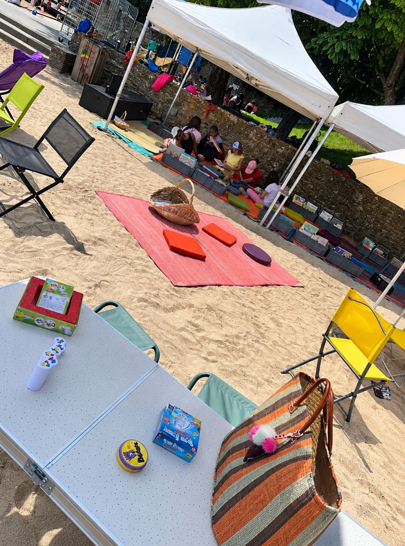 Coin lecture et jeux installé sur la plage